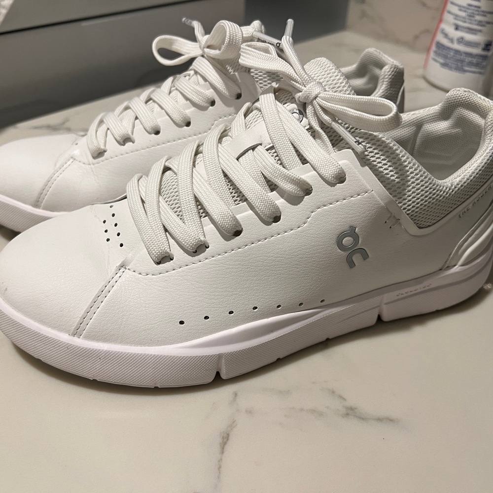 On The Roger Advantage Sneaker
